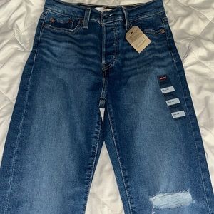 levi’s wedgie straight leg jeans with knee rip- size 26 brand new- never worn
